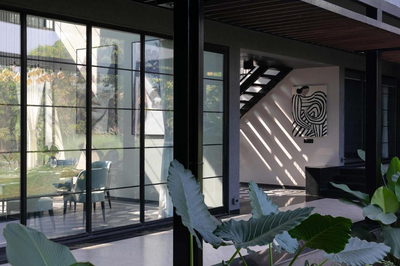 Stayvista At The Charcoal Villa Luxury Collection 알리바그 외부 사진