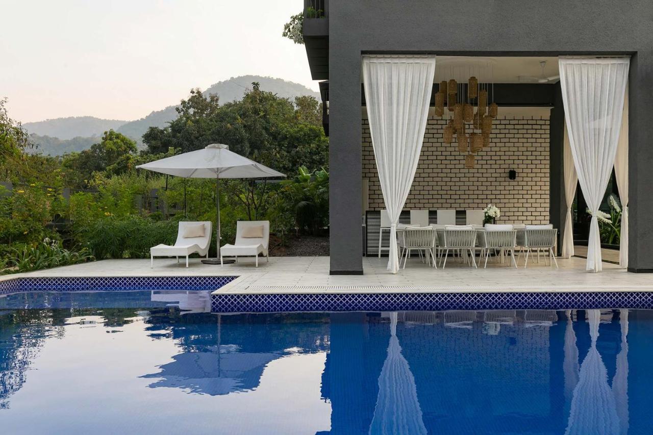 Stayvista At The Charcoal Villa Luxury Collection 알리바그 외부 사진