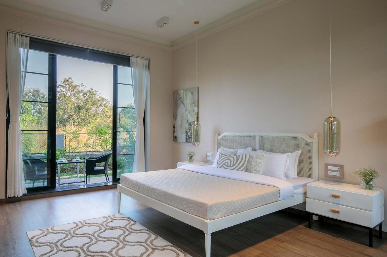 Stayvista At The Charcoal Villa Luxury Collection 알리바그 외부 사진