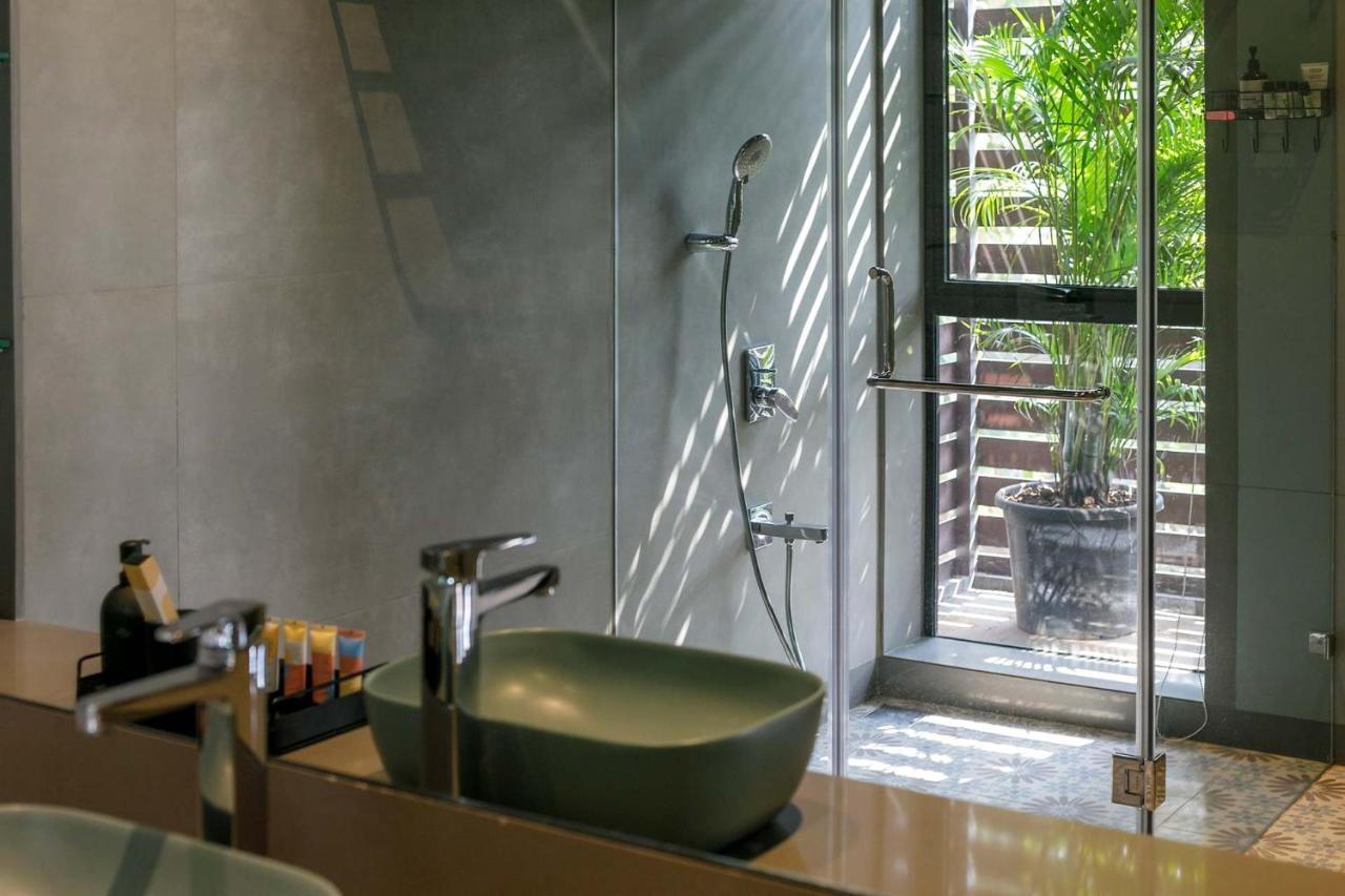 Stayvista At The Charcoal Villa Luxury Collection 알리바그 외부 사진