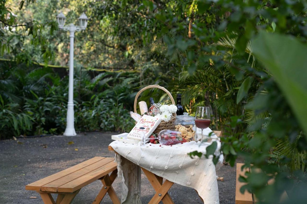 Stayvista At The Charcoal Villa Luxury Collection 알리바그 외부 사진